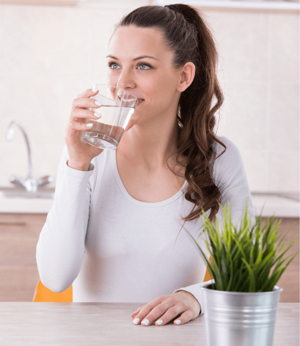 Frau trinkt Wasser