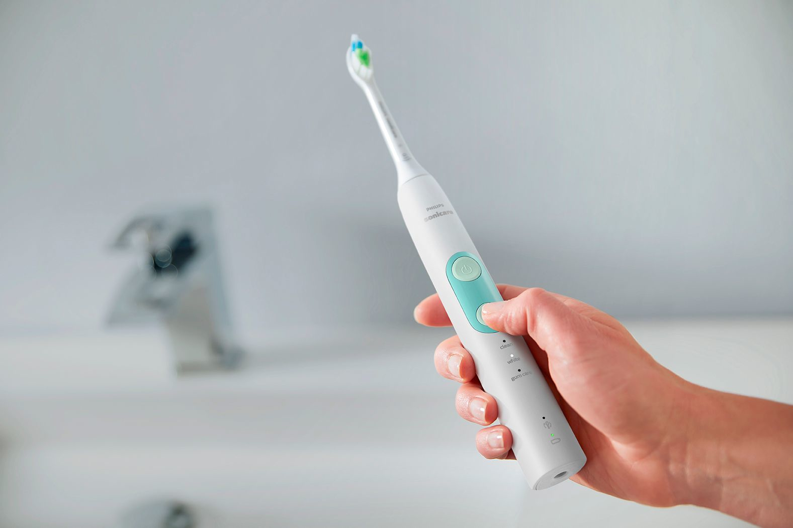 Philips_HX6857-34 weiss in hand